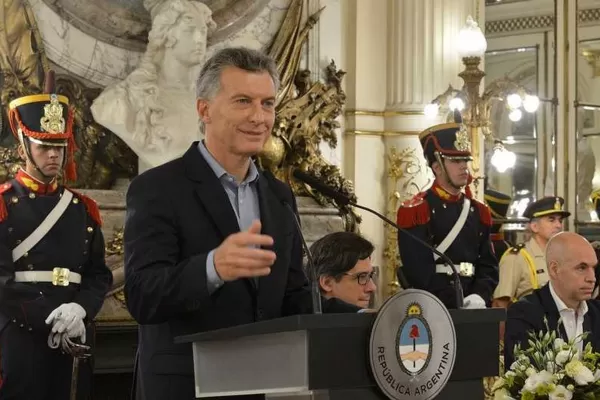 Denuncian a Macri por el “mega decreto”