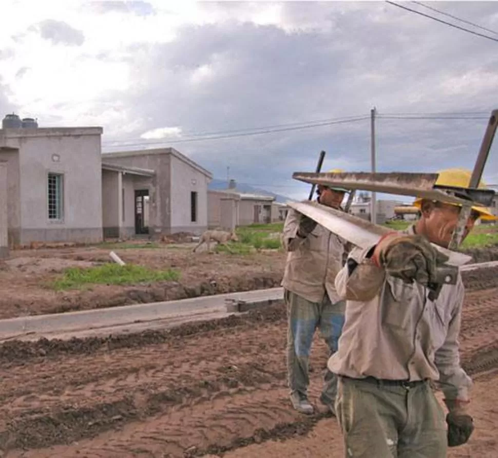 CASAS DEL ESTADO. El proyecto habitacional Manantiales Sur, del Ipvdu -uno de los más grandes desde Lomas de Tafí-, se anunció en enero de 2013.  LA GACETA / INES QUINTEROS ORIO