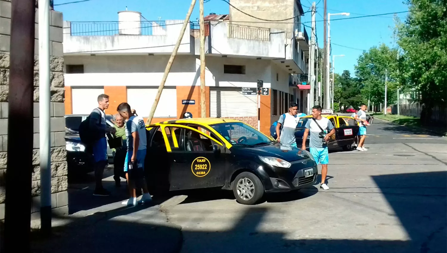 Todos los jugadores llegaron al estadio en taxis. FOTO TOMADA DE WWW.TWITTER.COM/HABLEMOSDELARSE