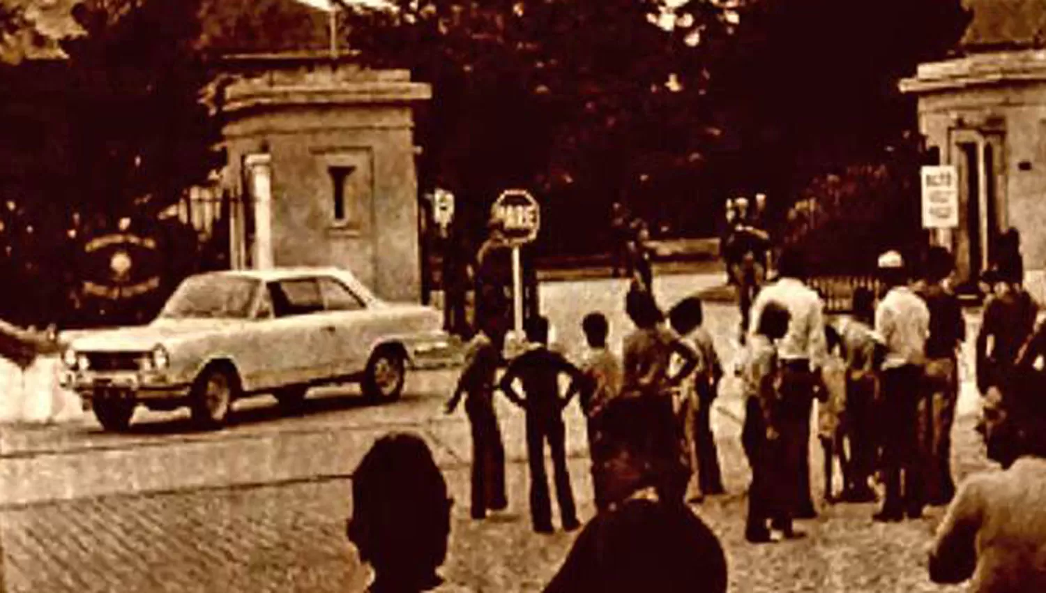 ATAQUE A LA GUARNICIÓN AZUL. La imagen corresponde al día en el que el ERP atacó el cuartel militar. FOTO TOMADA DE LA NACIÓN