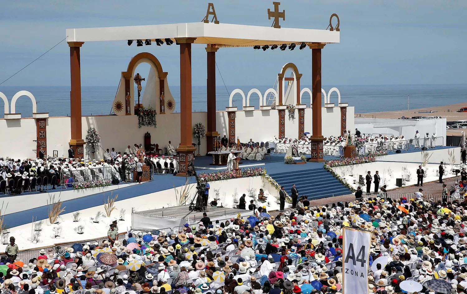 MENSAJE FINAL. Francisco se despidió ayer de los chileno en Iquique, con un llamado a abrir los brazos a las nuevas oleadas de inmigrantes. La presidenta, Michelle Bachelet, celebró su mensaje. REUTERS