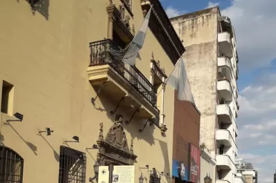 Un contenedor de basura opaca la belleza de la vieja casona de la FET