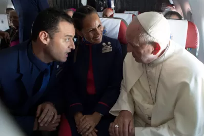 Carlos y Paula, la pareja que Francisco casó en las nubes