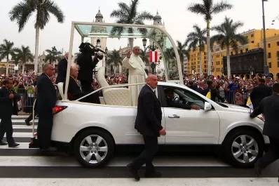 De gira por Perú: el auto que llevaba al papa Francisco pinchó en la ruta