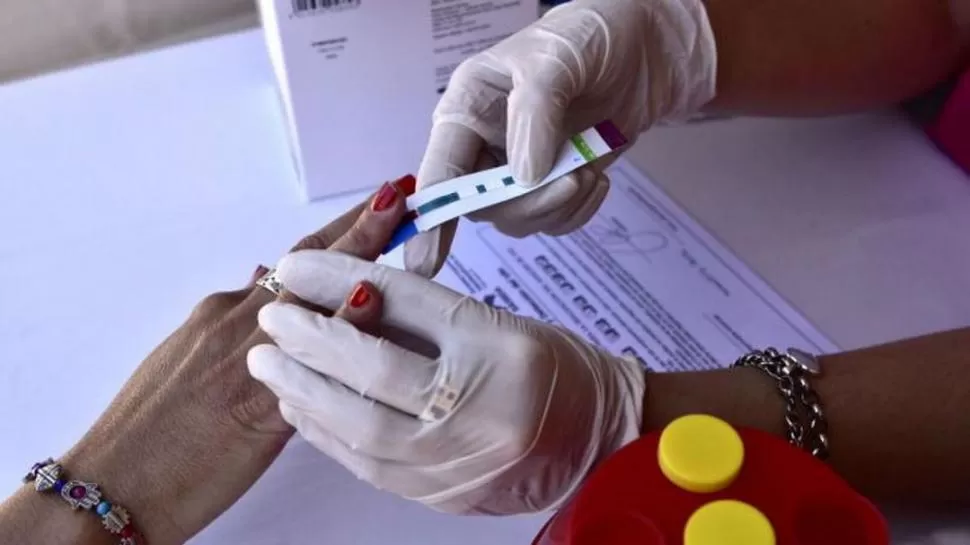 UN SOLO PINCHAZO. Así se toma la muestra de sangre para el testeo. La Capital de Rosario