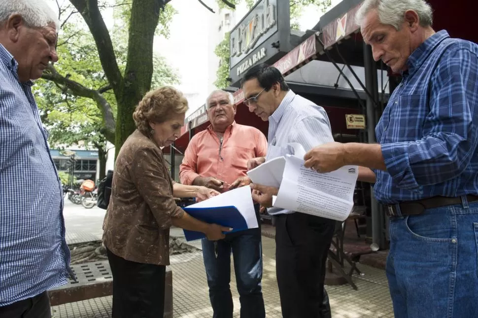 EN ALERTA. Los sindicalistas se reunieron ayer para evaluar el impacto de la recomposición salarial en los haberes de la administración pública.  la gaceta / FOTO DE JORGE OLMOS SGROSSO