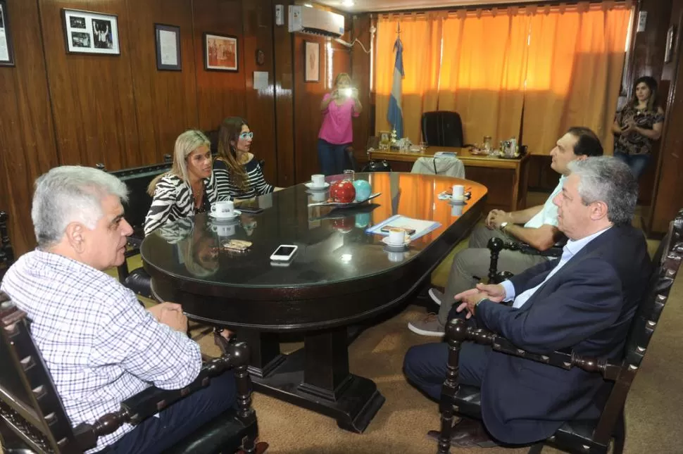 EN PRESIDENCIA. Los concejales peronistas Loza (en la cabecera), Cruzado Sánchez y Medina recibieron el pedido de los empresarios del transporte. la gaceta / foto de antonio ferroni