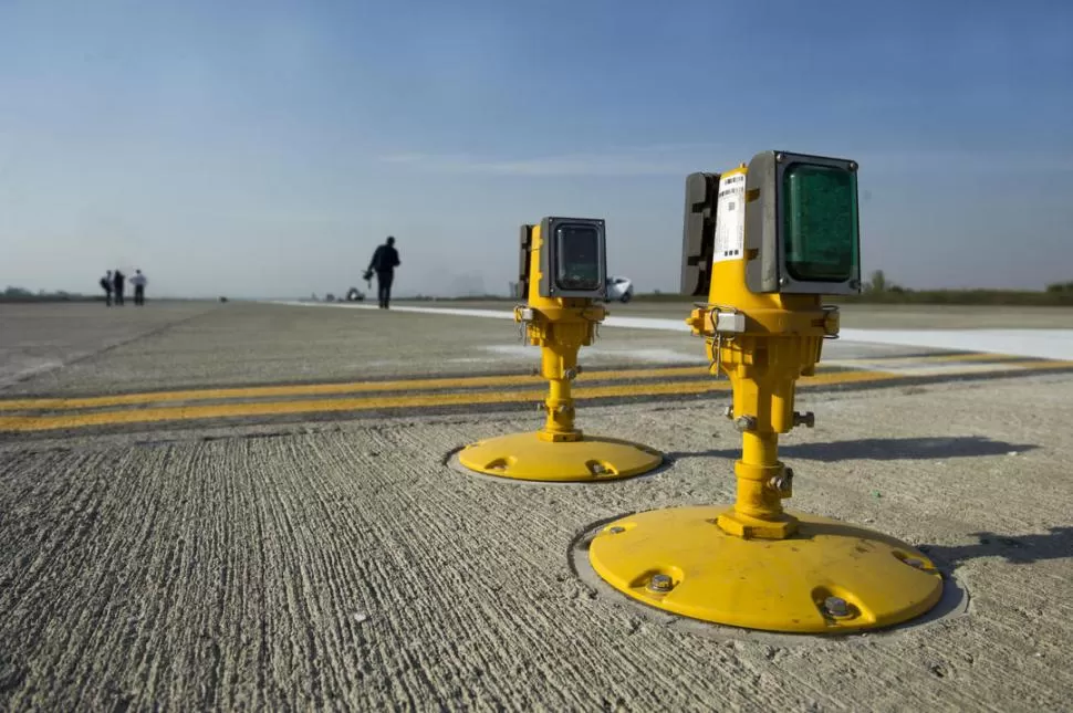 SEGURIDAD. El balizamiento de la pista del aeropuerto Benjamín Matienzo fue una de las mejoras implementadas cuando la ampliaron el año pasado. la gaceta / FOTO DE DIEGO ARáOZ