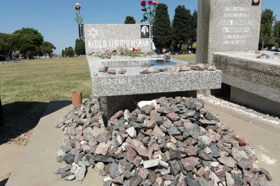 TUMBA Y PIEDRAS. Una tradición judía, en señal de respeto y recordación. telam 