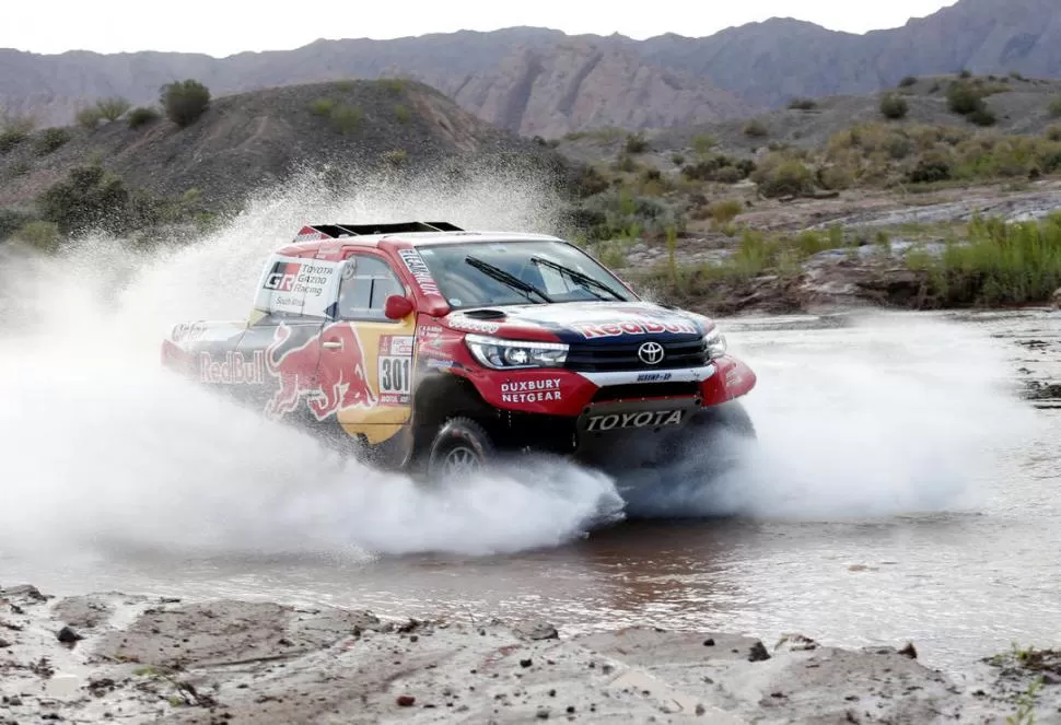 A TODA MARCHA. Nasser Al Attiyah no le “perdona” nada a la Toyota, en ruta hacia  San Juan. reuters