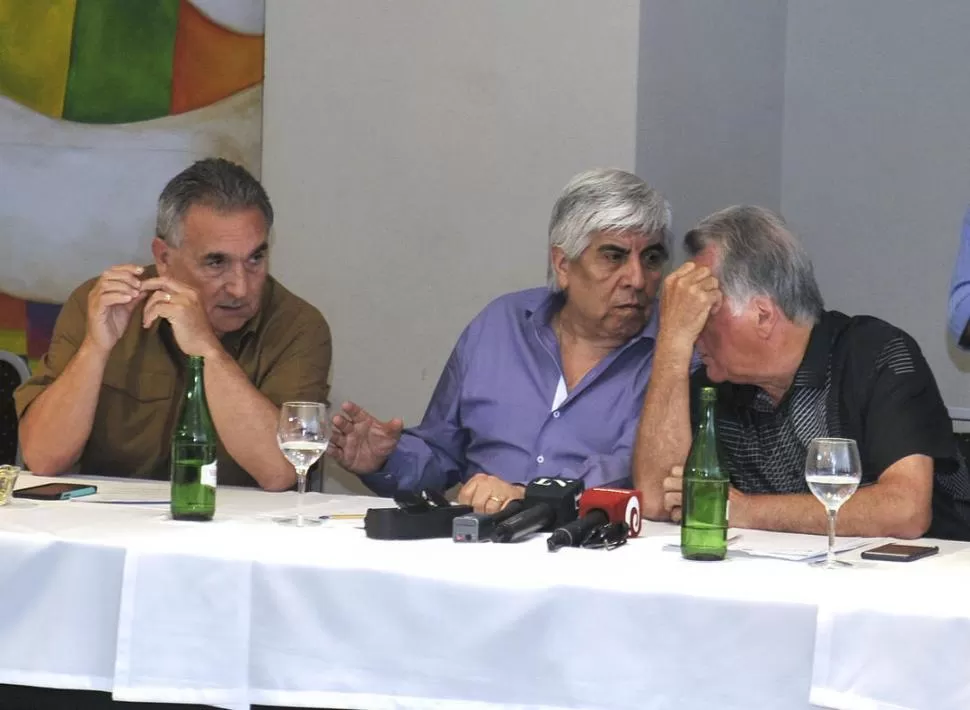 EN PIE DE GUERRA. Schmid (CGT), Moyano y Barrionuevo en el almuerzo. telam
