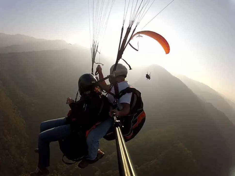 VUELO TÁNDEM. El parapente quedó prohibido provisoriamente por decreto. archivo