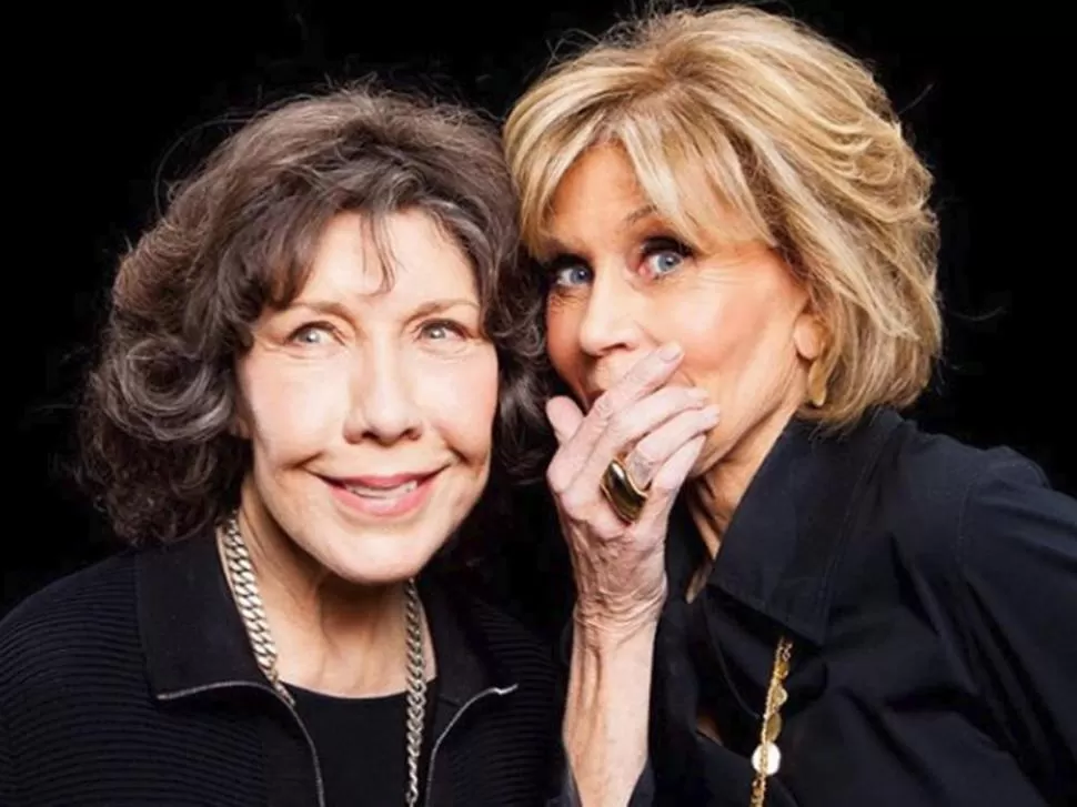 EN GIRA. Lily Tomlin y Jane Fonda (tapándose la boca) promocionaron la serie. instagram / janefondaofficial