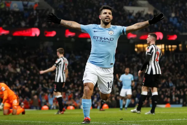 El “Kun” Agüero anotó un hat trick para darle el triunfo al Manchester City