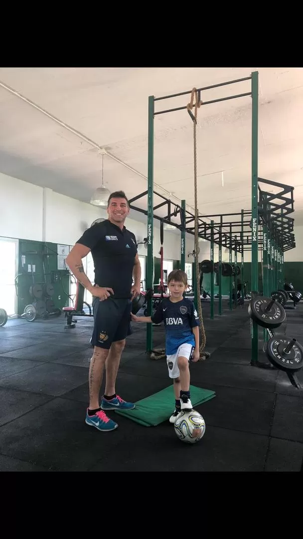 ENTRENANDO. En el gimnasio, junto con su sobrino Felipe.  