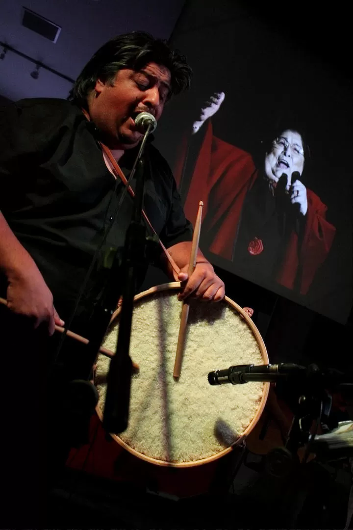 BOMBO Y VOZ. Adrián Sosa presenta “Historias que cantan un país”. hiveminer.com