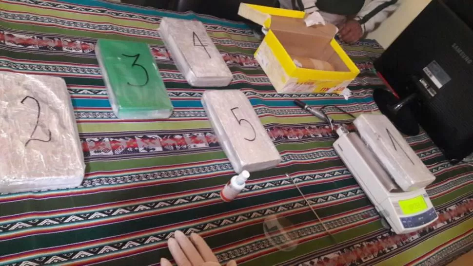 OPERATIVO. Gendarmes incautaron cinco paquetes de cocaína. .