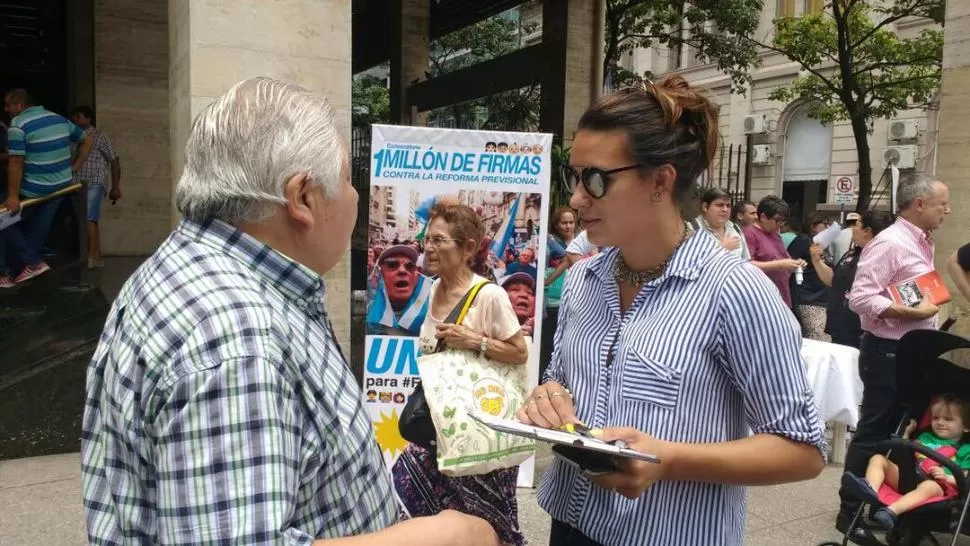 EN EL MICROCENTRO. La mesa para adherir al planteo estuvo ayer en la esquina de Maipú y San Martín. unidad ciudadana