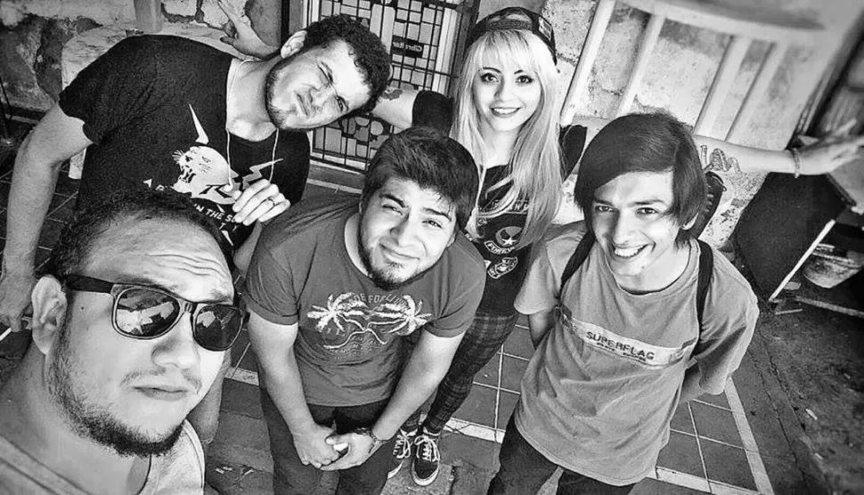 LET THIS GO. La cantante Magalí Pacífico, rodeada de varones. PRENSA