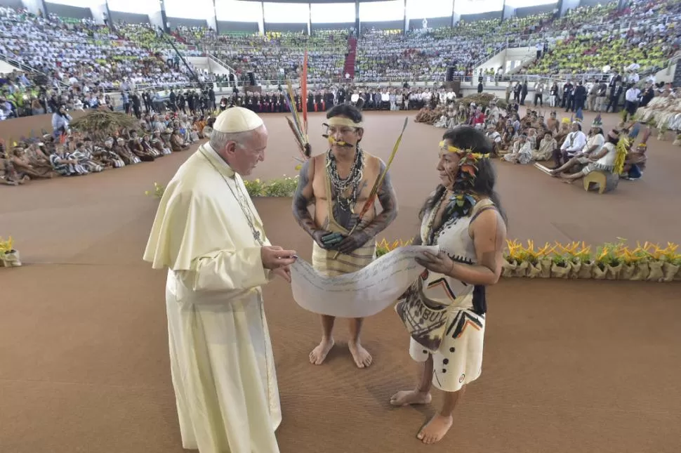 EN PUERTO MALDONADO. Francisco recibe un pliego con las principales inquietudes de los pueblos originarios. fotos reuters