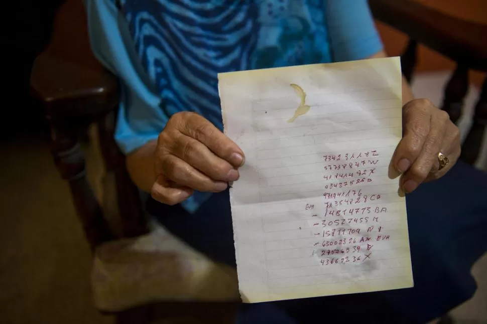 METODOLOGÍA. La abuela contó que los ladrones ingresaron y escribieron en un papel los números de series de los billetes robados. la gaceta / FOTO DE JORGE OLMOS SGROSSO