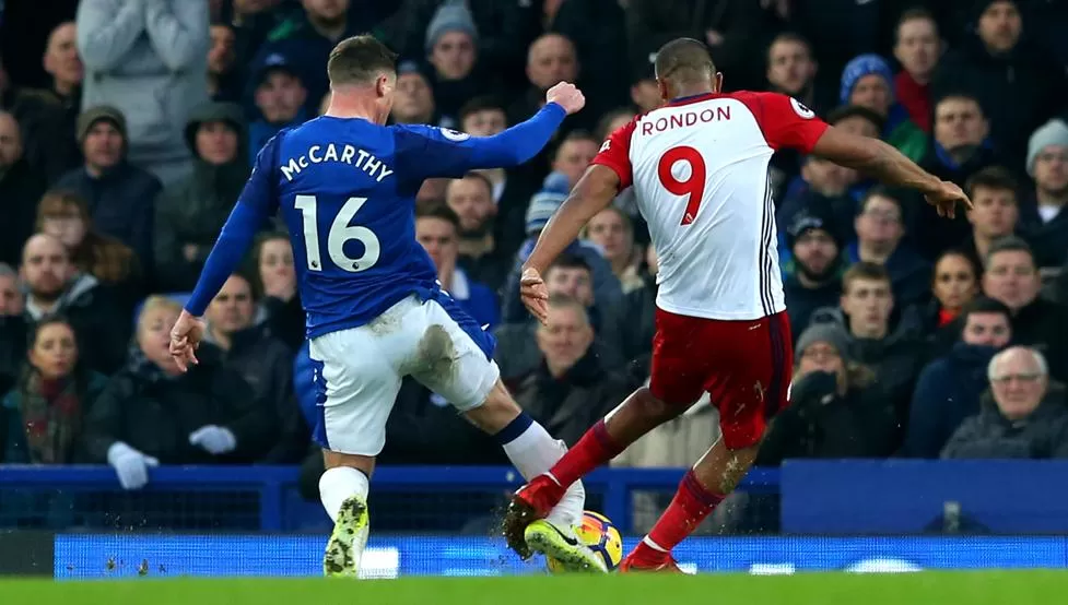 James McCarthy (azul) y Solomón Rondón (blanco) disputando la pelota. Foto tomada de Mundodeportivo.com