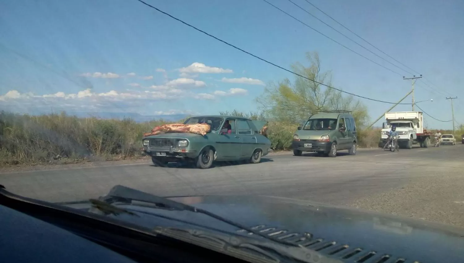 VALE TODO. Cualquier medio de transporte fue aprovechado para llevarse la mercadería del lugar del accidente. FOTO TOMADA DE DIARIODECUYO.COM.AR