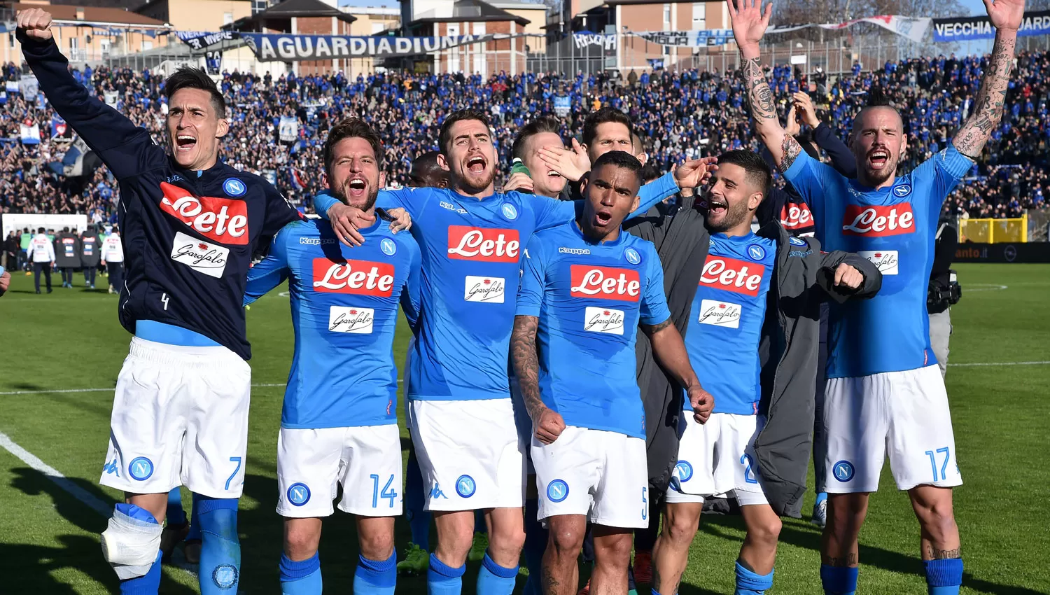 EUFORIA. Los jugadores de Nápoli celebran la victoria conseguida como visitantes, que los alejó de Juventus en la pelea por el título. REUTERS