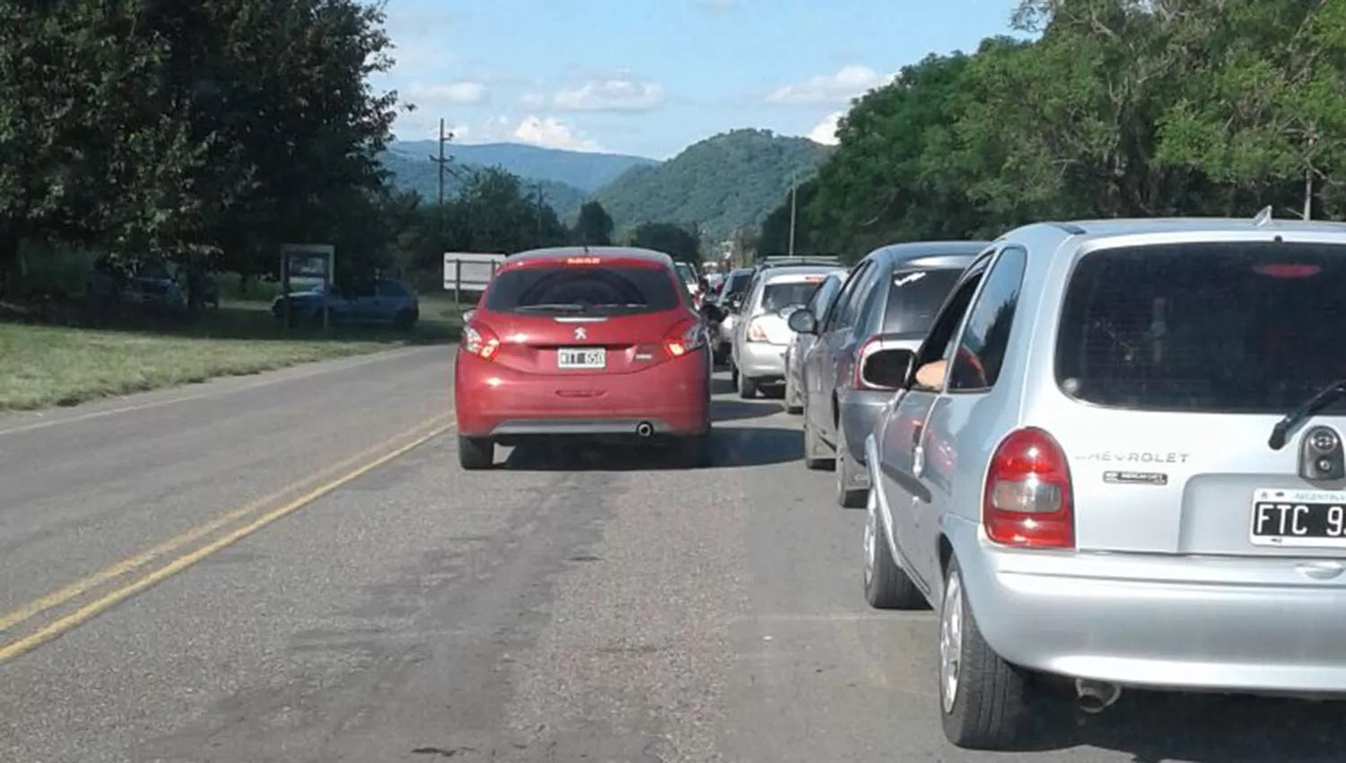 TARDE. Pasadas las 17.40, aún había dos filas de autos para entrar a El Cadillal. FOTO ENVIADA A LA GACETA VÍA WHATSAPP