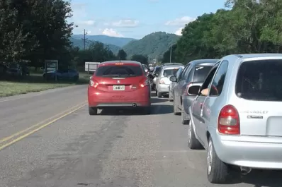 Jornada con sol y calor: cerca de las 18, había doble fila de autos para ingresar a El Cadillal