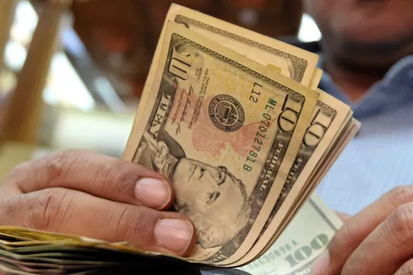 El dólar llega a su récord histórico y el Merval no se queda atrás