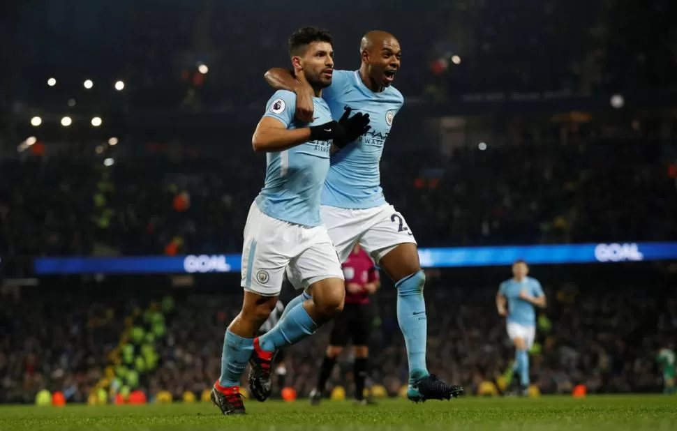 GOL. Con Fernandinho, Agüero va a saludar a Kané por la asistencia, en el 3-1. reuters 