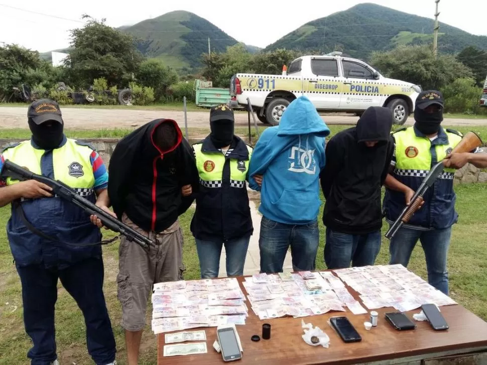 DROGA Y DINERO. Tres jóvenes oriundos de La Plata, Buenos Aires, tenían frascos conteniendo esa sustancia y una importante suma en efectivo.  