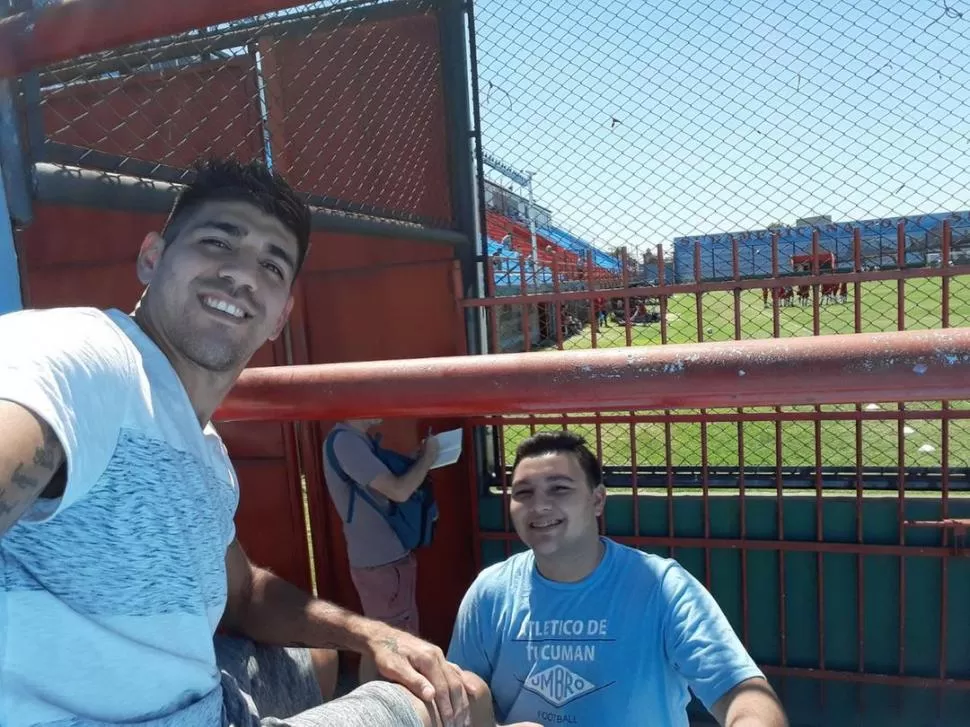 SELFIE. Díaz, en cancha de Arsenal.   