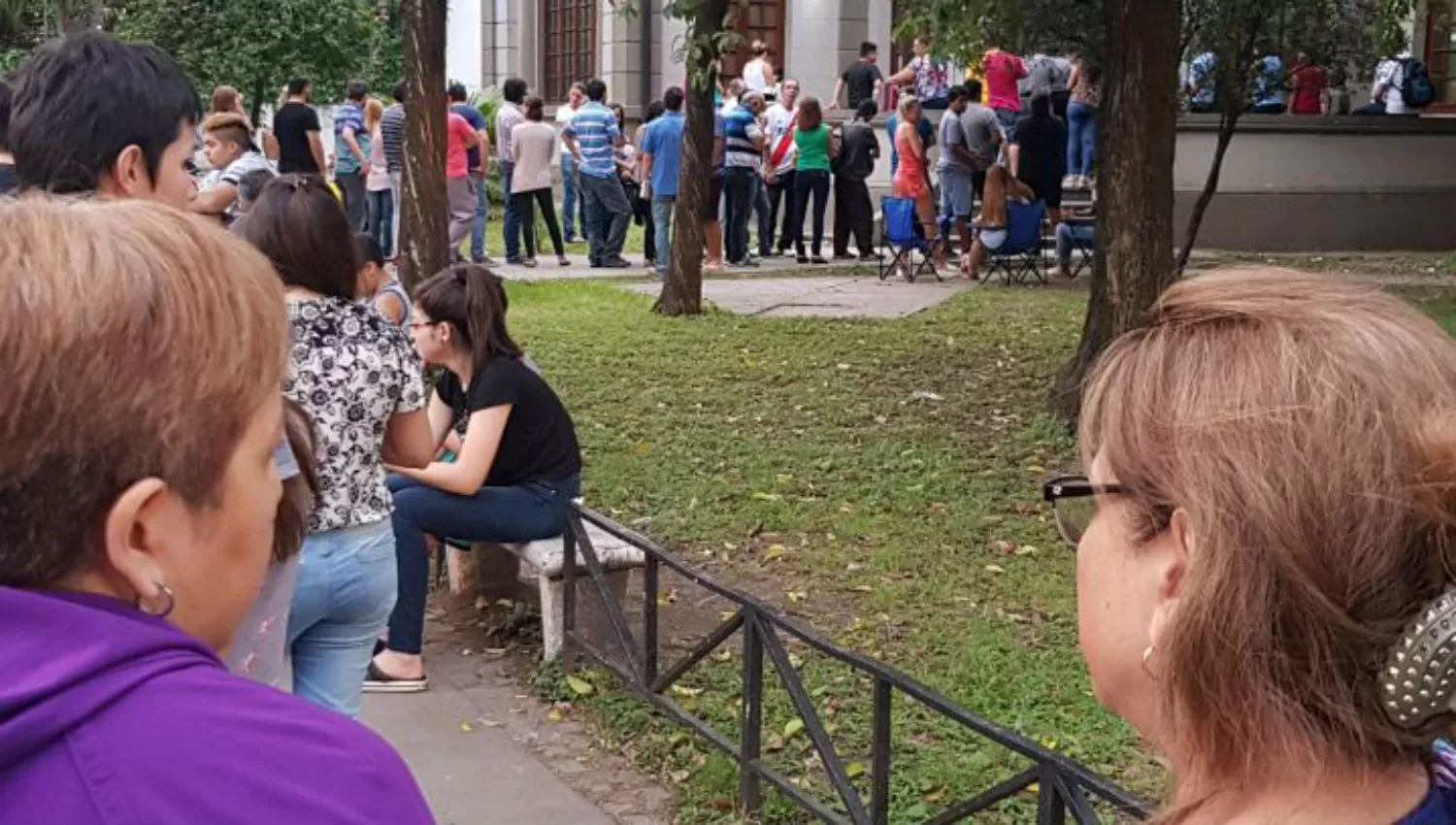 A LA ESPERA. Los centros de vacunación se encuentran desbordados. IMAGEN ENVIADA POR UN LECTOR