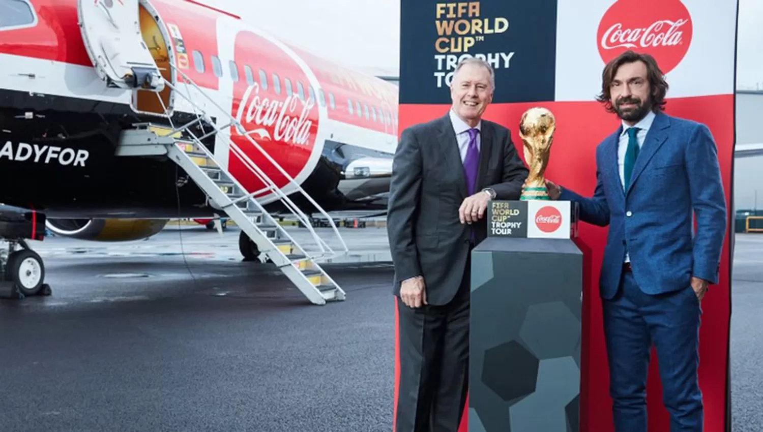 El inglés Geoff Hurst y el italiano Andrea Pirlo acompañarán al trofeo en la gira. FOTO GENTILEZA FIFA