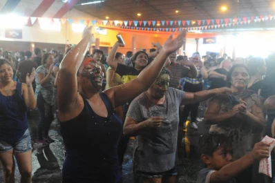 A pura cumbia arrancó el carnaval tucumano