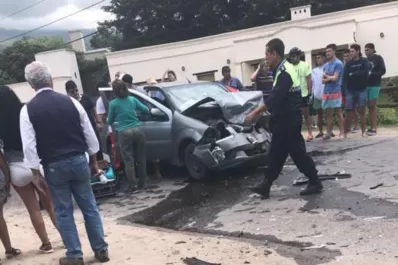 Evalúan si bajan o no al hombre que chocó esta mañana en Tafí del Valle
