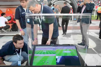 La FIFA quiere el VAR, el sistema que le trajo un dolor de cabeza a los hinchas de River