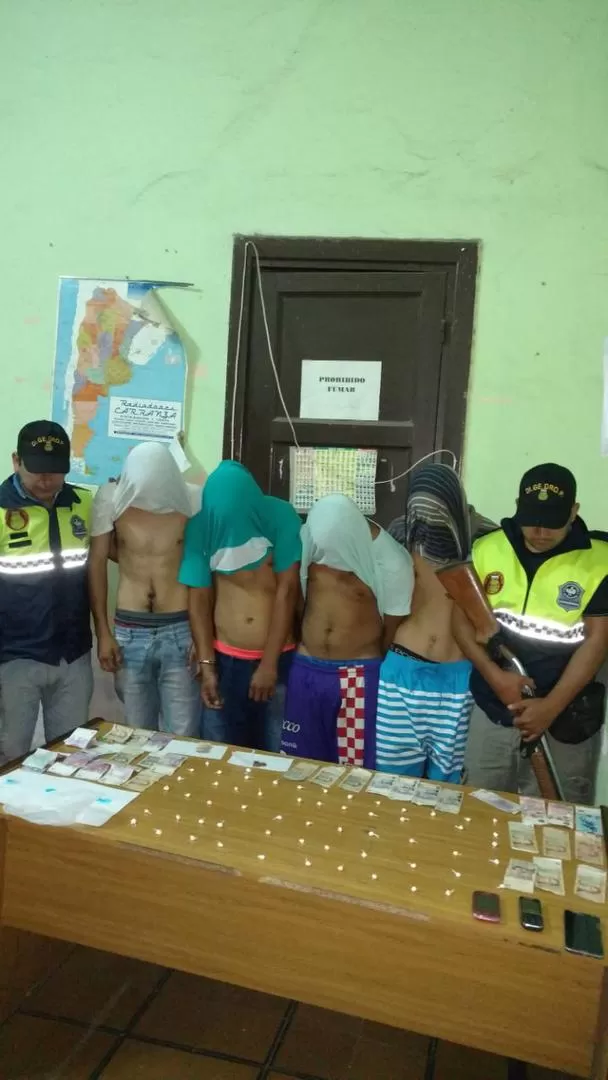 CON 65 GRAMOS DE “ALITA DE MOSCA”. Los detenidos llevaban $ 1.500.  