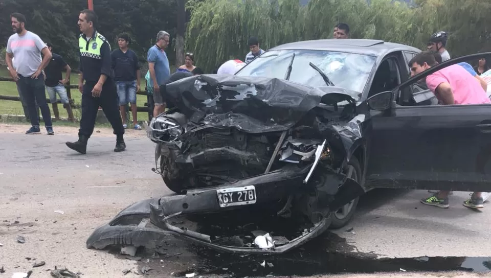 FUERTE IMPACTO. Así quedó uno de los autos involucrados en el choque. FOTO ENVIADA POR WHATSAPP