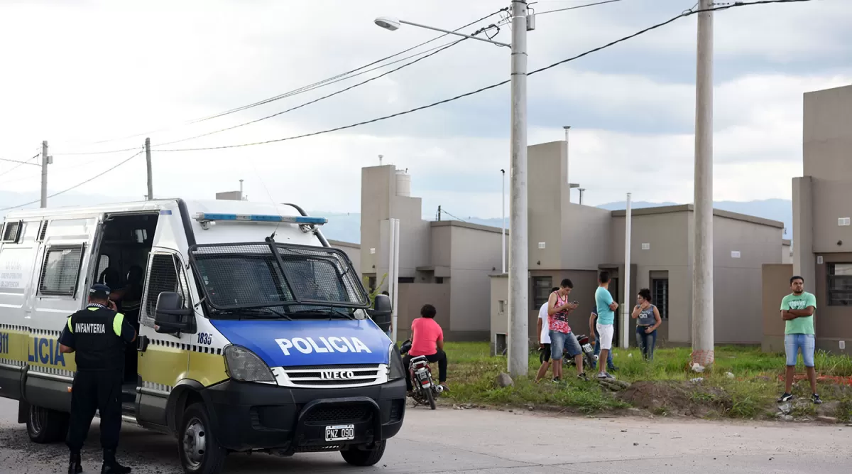 Hubo tensión durante el operativo policial. LA GACETA/FOTO DE DIEGO ARÁOZ