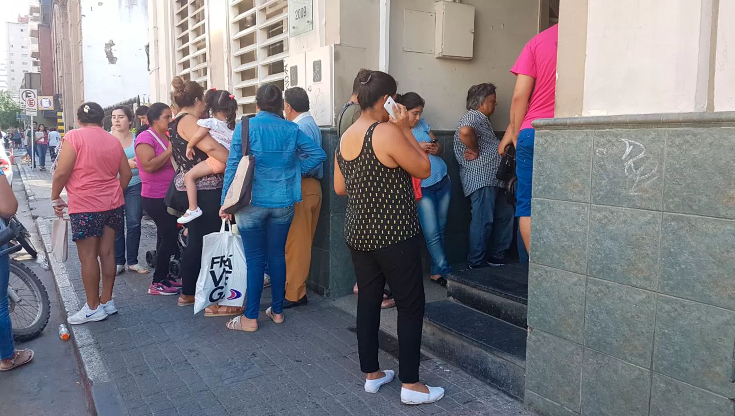 Los vecinos se presentaron en el IPV. LA GACETA/FOTO DE FERNANDA NUOVO