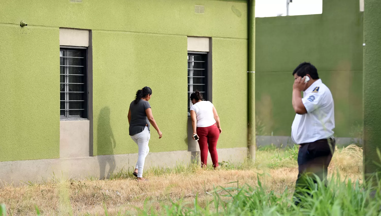 La Policía tuvo que intervenir para calmar los afectados por los estafadores. LA GACETA/FOTO DE DIEGO ARÁOZ