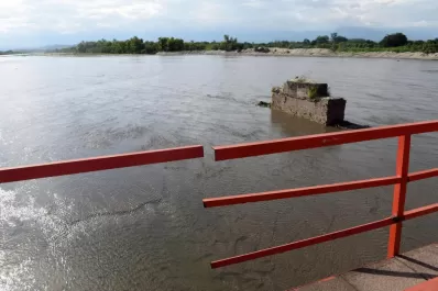 Video: a Tanya la salvaron, pero el puente del río Gastona sigue siendo una trampa mortal