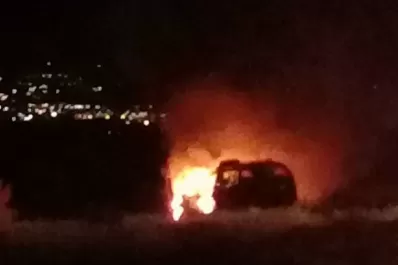 El Mollar: chocó contra dos caballos y se incendió su auto