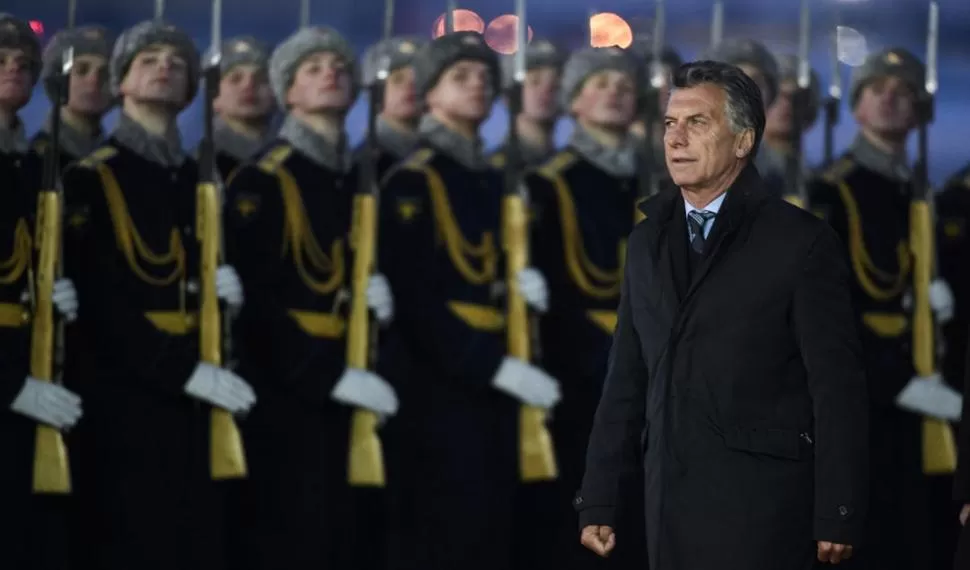 LA LLEGADA. Con ambo oscuro y corbata a tono, Mauricio Macri enfrentó los 15 grados bajo cero de Moscú y recibió los honores de la guardia militar rusa. telam