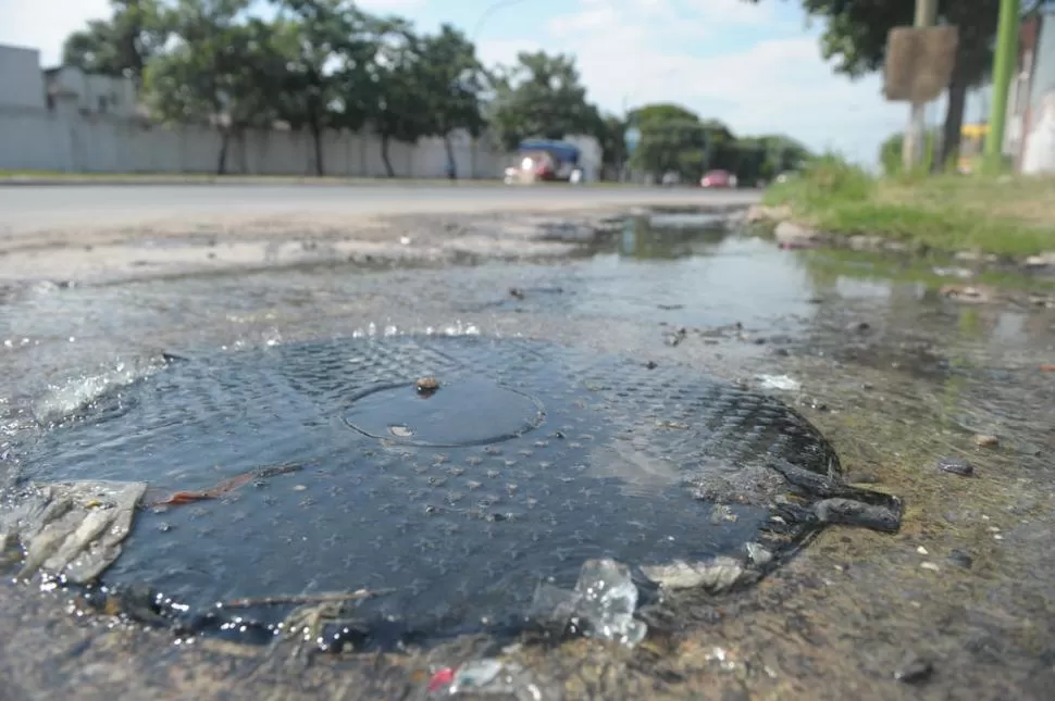 ZONA NORTE. En avenida Juan B. Justo al 1.600, un derrame en las cañerías genera que se inunde toda la esquina. la gaceta / foto de franco vera