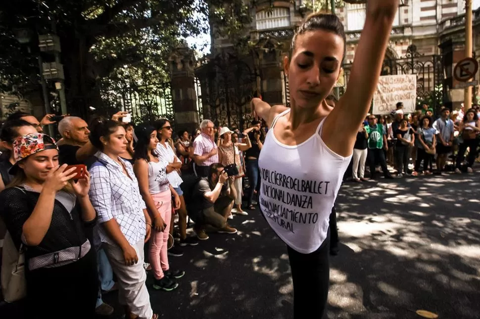 PROTESTA CON ARTE. Los integrantes del desactivado Ballet Nacional reclamaron por su situación frente al Ministerio de Cultura de la Nación.  canalabierto.com.ar