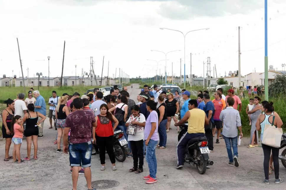 ALTURA COLÓN 3.700. A pesar de que se había anunciado la postergación del supuesto sorteo de casas del IPV, los que pagaron anticipos acudieron igual. la gaceta / foto de diego aráoz